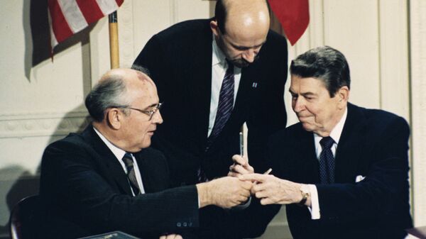 Горбачёв и Рейган подписывают Договор о РСМД в Белом доме, 1987 год