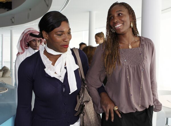 Сестры Серена (слева) и Винус Уильямс перед жеребьевкой итогового турнира в Дохе