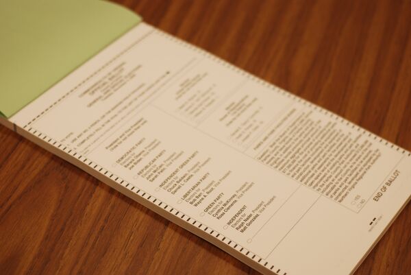 Избирательный бюллетень на избирательном участке в Аннандейле (штат Вирджиния)