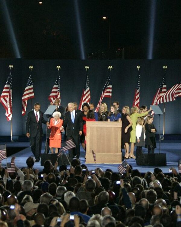 Новый президент США Барак Обама и новый вице-президент Джозеф Байден с семьями