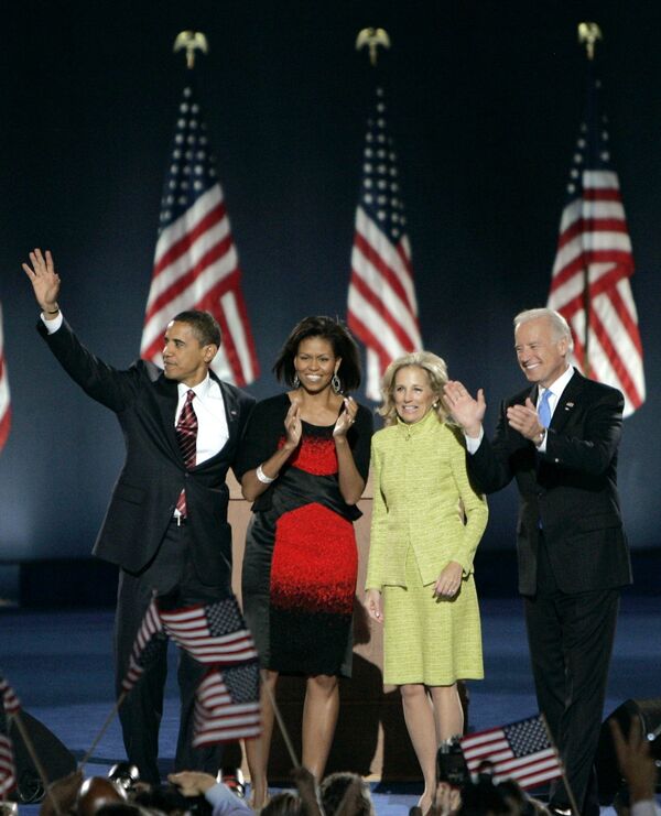 Новый президент США Барак Обама и новый вице-президент Джозеф Байден с женами