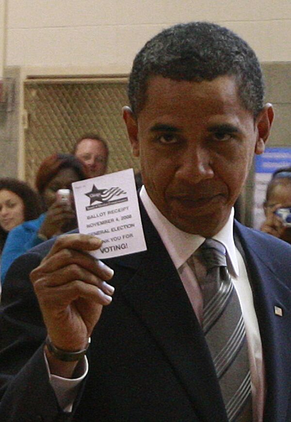 Барак Обама во время голосования