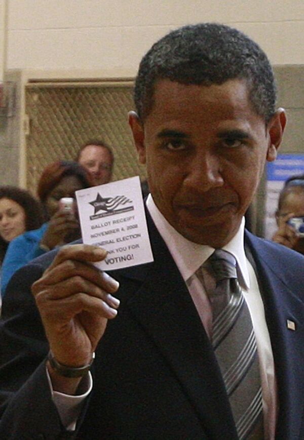 Барак Обама во время голосования