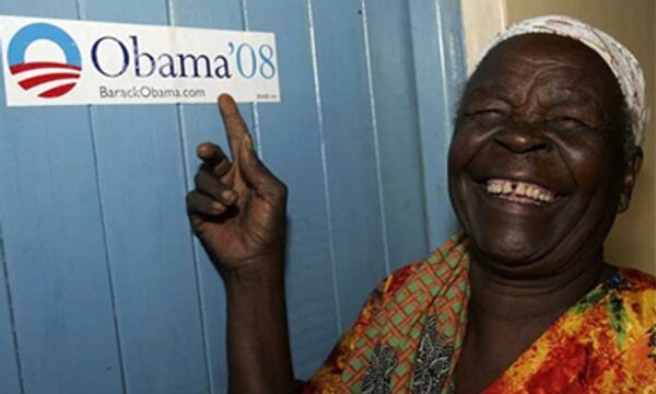 Жители деревни Когело на востоке Кении празднуют победу сенатора на выборах президента США
