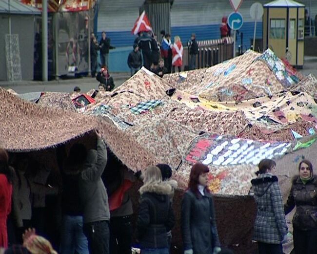 Васильевский спуск накрыли гигантским одеялом