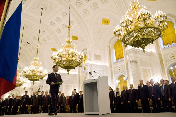 ЕР ждет от послания Медведева ориентиров, оппозиция - идей по изменению системы