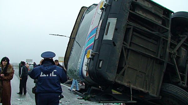 Автобус опрокинулся в Ростовской области, пострадали 13 человек