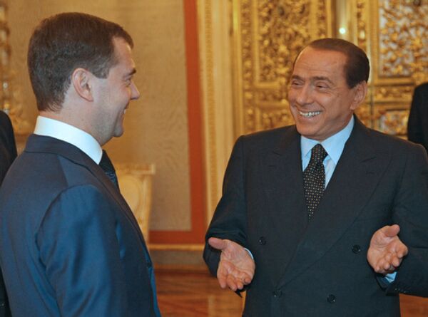 Премьер-министр Италии Сильвио Берлускони и президент РФ Дмитрий Медведев (слева направо) во время встречи в Кремле
