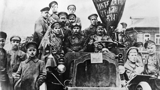 Участники Октябрьской революции. Архивное фото