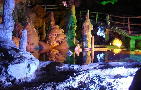 Сталагмиты, найденные в пещере Ваньсян в Китае