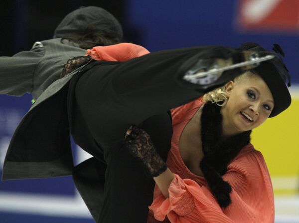 Оксана Домнина и Максим Шабалин демонстрируют оригинальный танец на этапе Гран-при в Китае