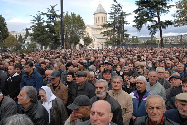 На первый взгляд, неспособность оппозиции собрать столь же огромную толпу, которая собралась на улицах Тбилиси 7 ноября прошлого года, стала хорошей новостью для президента Михаила Саакашвили