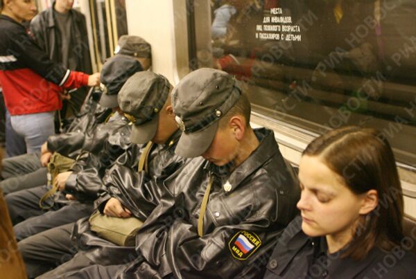 Сотрудники милиции в метро