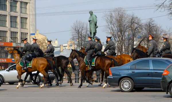 Конная милиция на Пушкинской площади в Москве. Архив