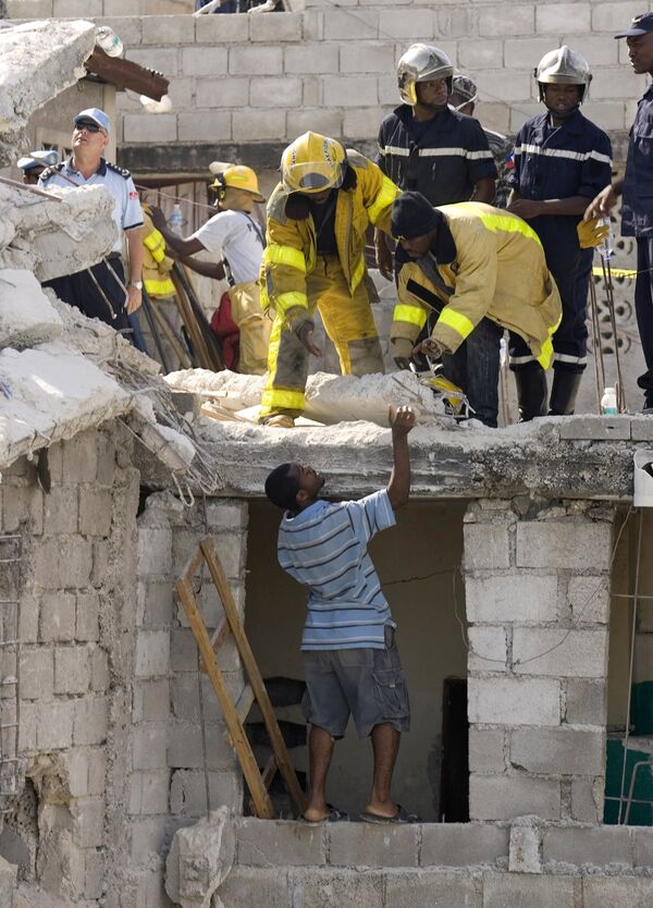 Здание школы обрушилось на Гаити