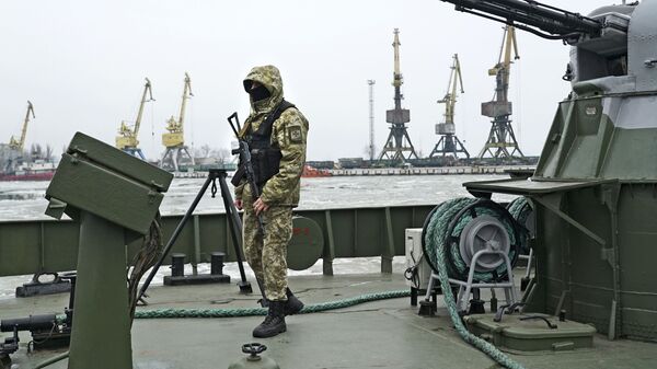 Украинский военнослужащий на борту корабля береговой охраны в порту Мариуполя