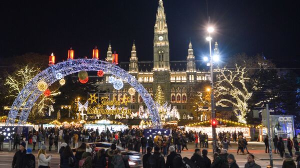 Новый рождественский базар на площади  перед городской ратушей в Вене