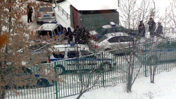 Полицейские автомобили у здания школы №1359 в Москве