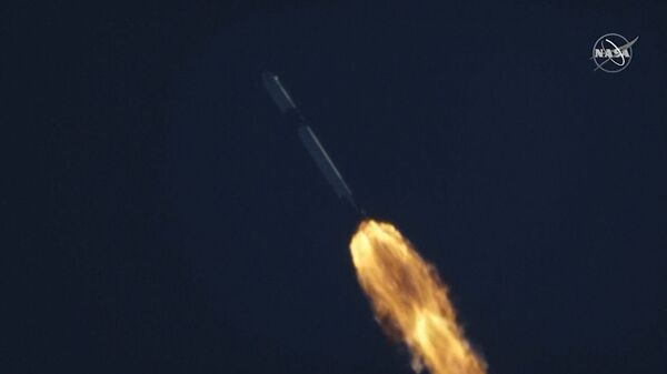 Кадры старта ракеты-носителя Falcon 9 с грузом для МКС