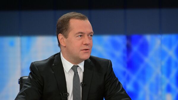  Председатель правительства РФ Дмитрий Медведев во время интервью журналистам пяти российских телеканалов