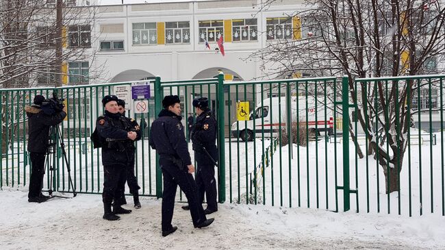 Полицейские у входа на территорию школы №1359 в Москве