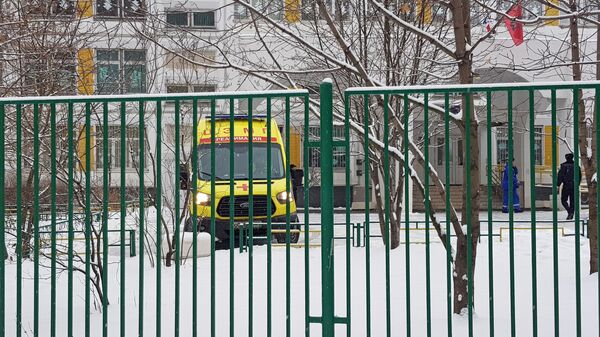 Автомобиль скорой помощи у здания школы №1359 в Москве