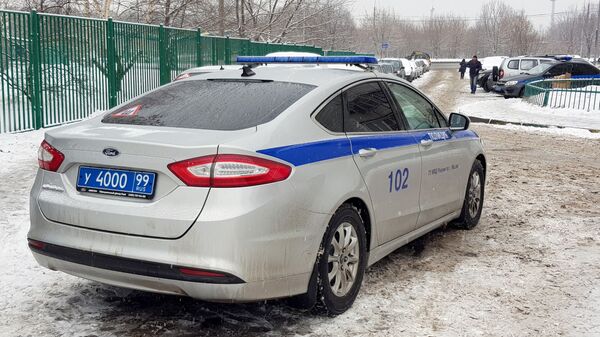 Полицейский автомобиль у школы №1359 в Москве