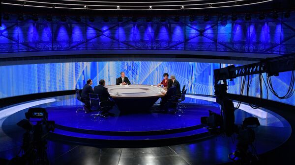 Дмитрий Медведев во время интервью журналистам пяти российских телеканалов по итогам работы правительства РФ в текущем году. 6 декабря 2018