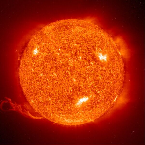 Солнечные пятна, солнечные вспышки, факелы и другие явления существенно влияют на все происходящее на Земле.