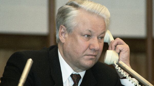 Президент России Борис Ельцин разговаривает по телефону. 11 марта 1993 