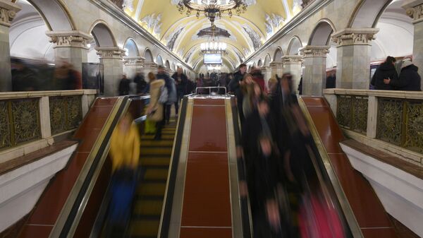 Пассажиры на эскалаторе на станции Комсомольская московского метро
