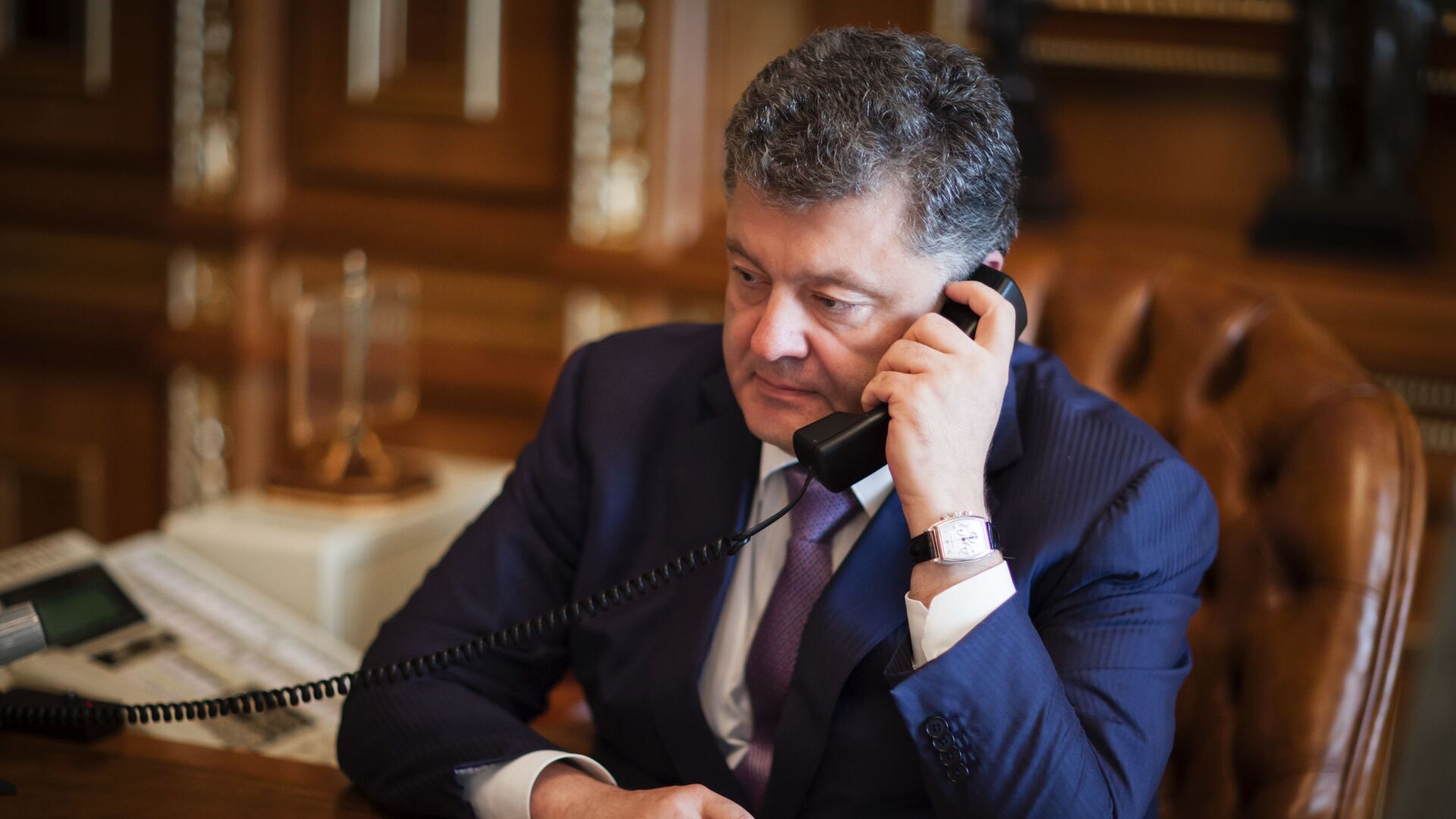 Президент Украины Петр Порошенко во время телефонного разговора, 11 августа 2014 года - РИА Новости, 1920, 23.01.2023