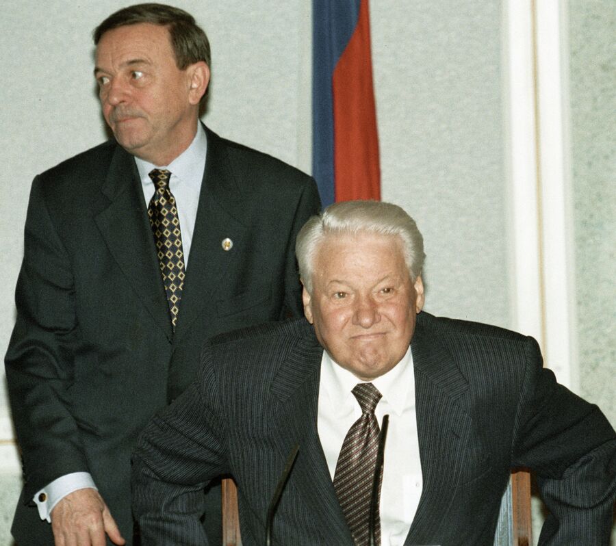Президент Борис Ельцин и начальник Управления протокола президента России Владимир Шевченко. 13 октября 1998 