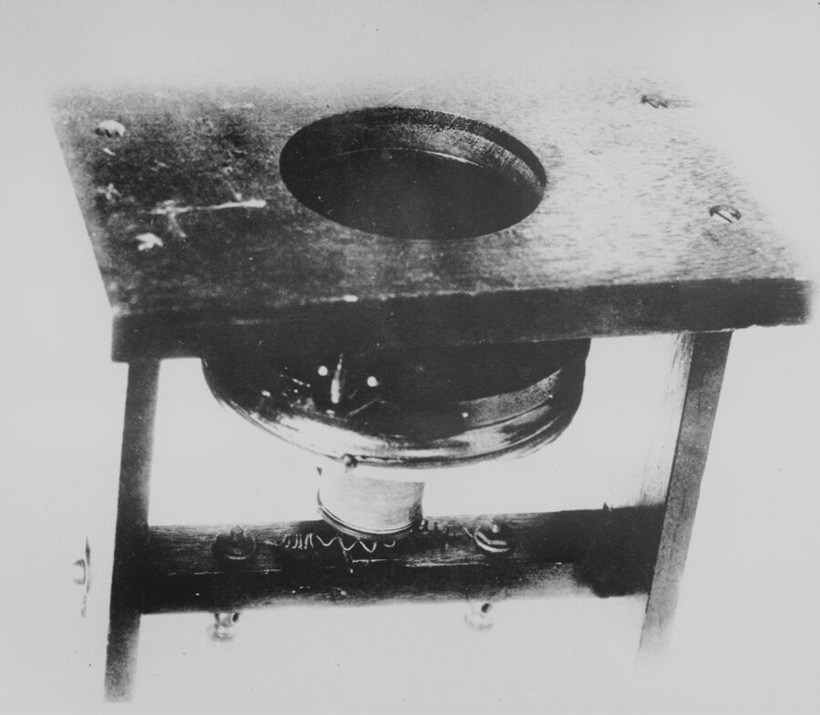 Первый  в мире телефон, запатентованный в 1876 году Александром Грейамом Беллом