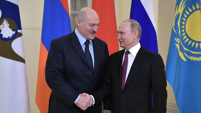 Владимир Путин и президент Белоруссии Александр Лукашенко перед заседанием Высшего Евразийского экономического совета. 6 декабря 2018