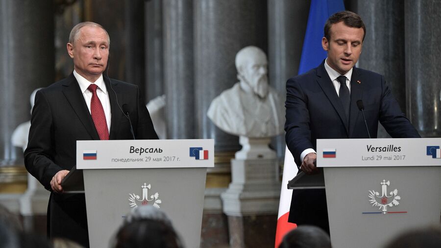 Президент РФ Владимир Путин и президент Франции Эммануэль Макрон во время совместной пресс-конференции по итогам российско-французских переговоров в Версальском дворце