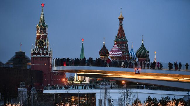 Посетители на территории природно-ландшафтного парка Зарядье в Москве. Архивное фото