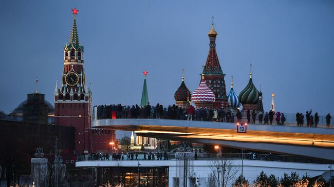 Посетители на территории природно-ландшафтного парка Зарядье в Москве