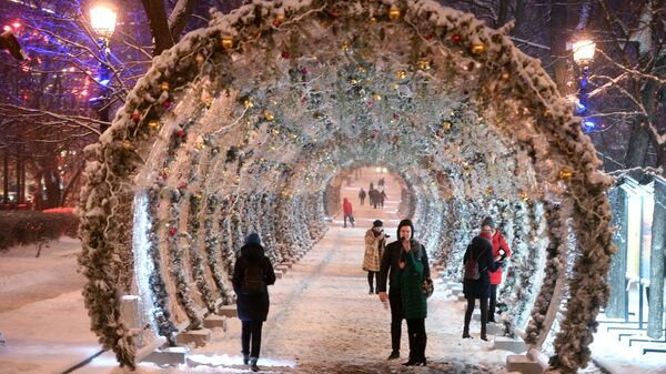 Праздничный световой тоннель на Тверском бульваре в Москве