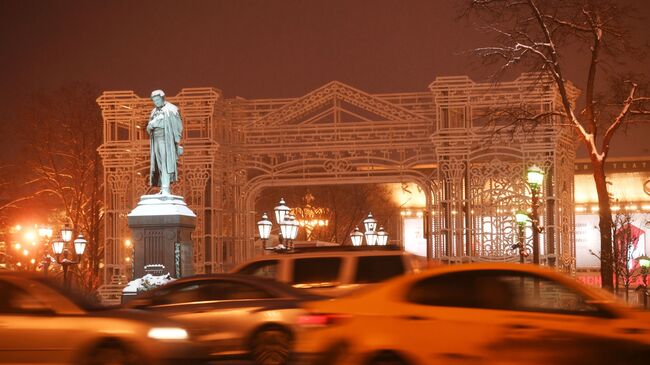 Новогодняя инсталляция на Пушкинской площади в Москве