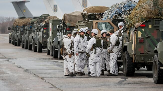 Украинские военнослужащие на военно-воздушной базе в районе Житомира перед передислокацией на восток Украины. 6 декабря 2018 