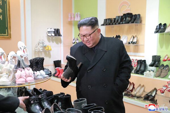 Лидер КНДР Ким Чен Ын на обувной фабрике в Вонсане. 2 декабря 2018 