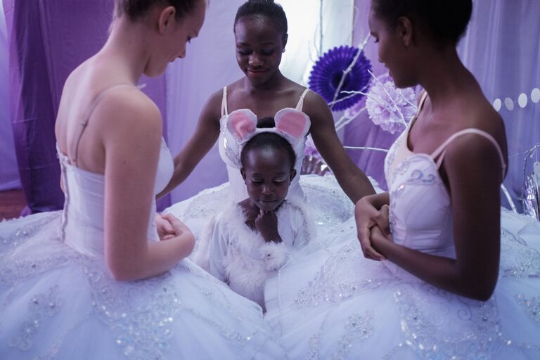 Танцоры из Dance Centre Kenya перед началом балета Щелкунчик