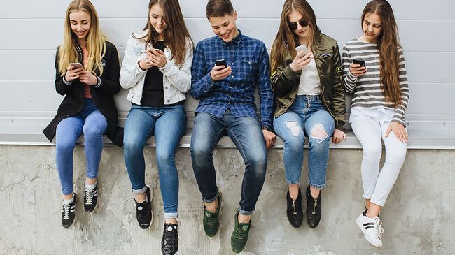 Подростки со смартфонами