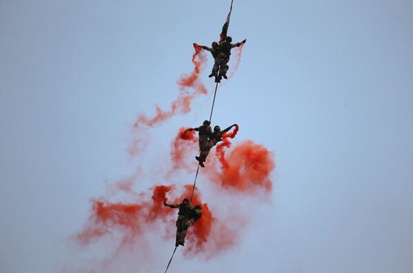 Солдаты Военно-морских сил Индии во время репетиции празднования Дня флота в Мумбаи 