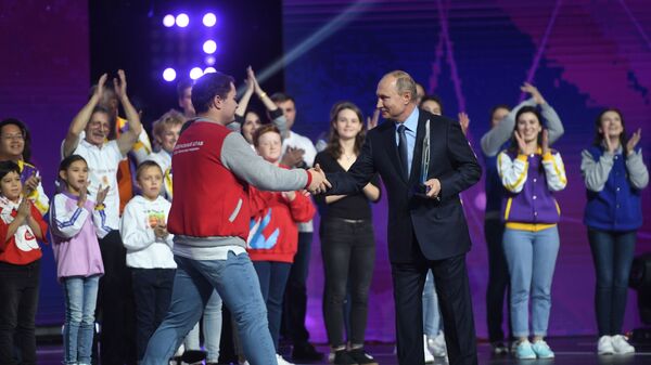 Президент РФ Владимир Путин с волонтерами