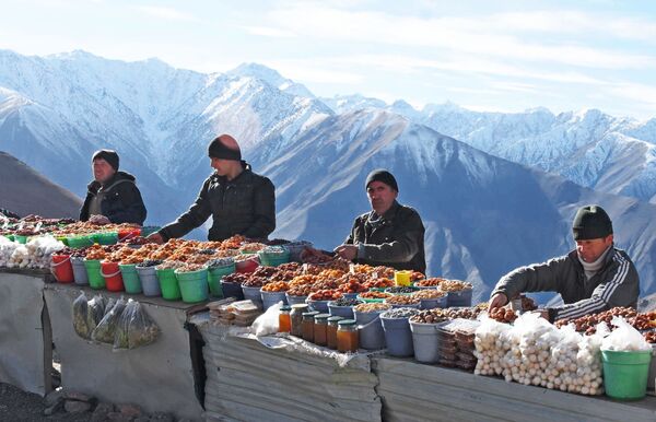 Продавцы сухофруктов на горном перевале