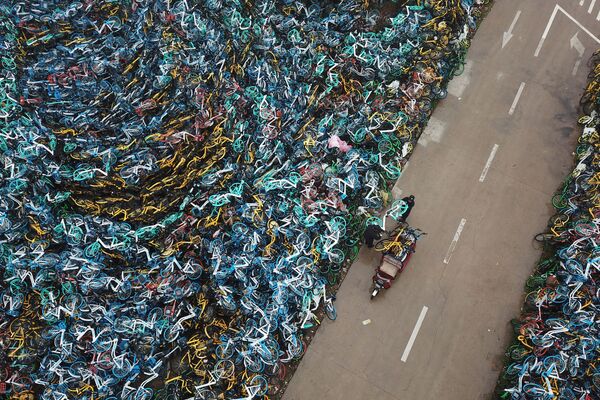 Сваленные в кучу прокатные велосипеды в Хэфэе, Китай