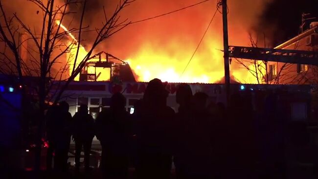 Сотрудники МЧС во время ликвидации пожара Терской улице Анапы. 6 декабря 2018