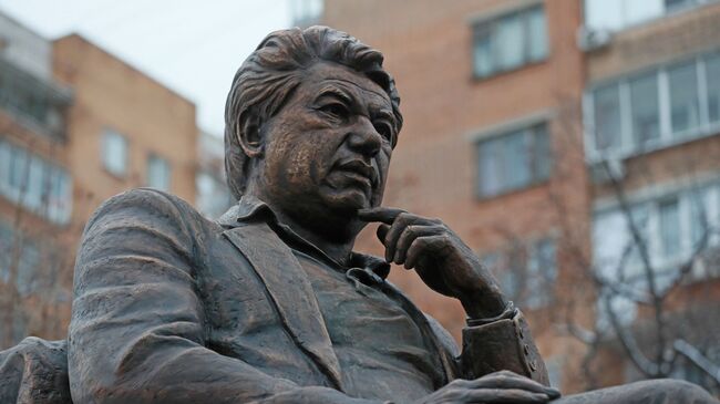 Памятник писателю Чингизу Айтматову в именном сквере писателя в Даниловском районе Москвы